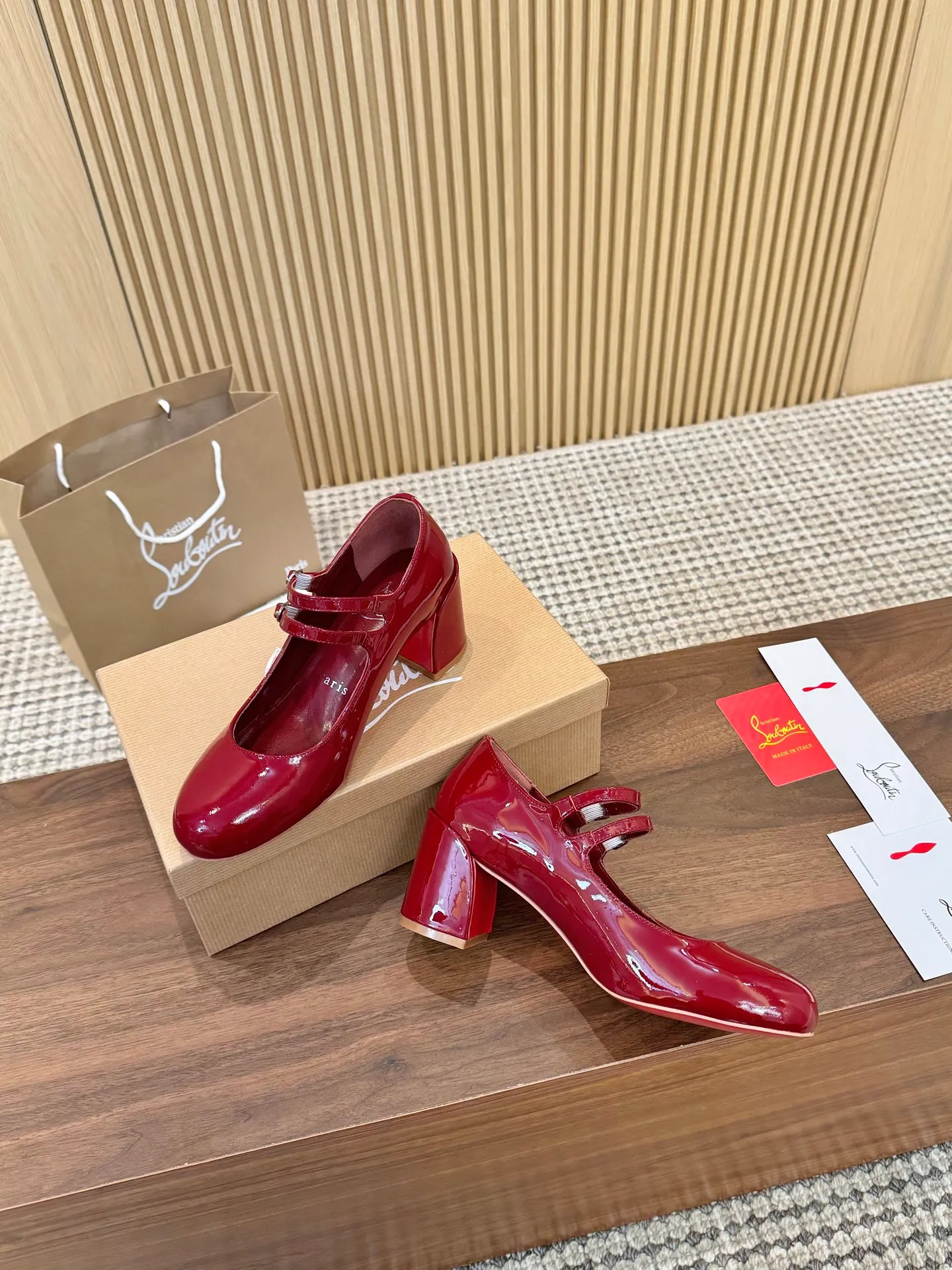 👟👟Ex-factory price 480👟👟 Genuine leather sole +40 Year-round shipment💝Christian Louboutin CL👠 "Patent Leather Series" Noble and luxurious, real blingbling👟👟 Real materials, all customized by the pattern maker, and the materials are made of original customized materials to achieve the taste of the original 6 color options💍Upper: Imported👉cow patent leather💪 Lining: Sheepskin foot pad/lining Code number: 34-40.41.42 Heel height: 6.5cm Genuine leather sole Rubber sole